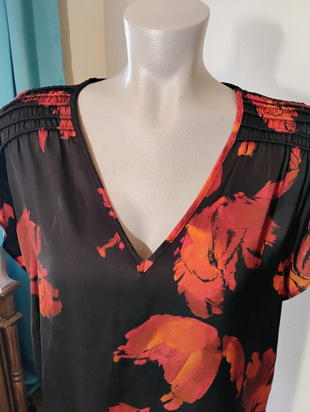 🆕 Nine West, V Neck Blouse, Medium - Picture 3 of 7